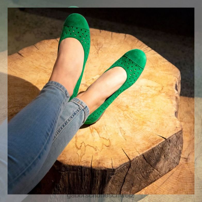 Schuhwerk Frauen Gabor Grünes Wildleder Freizeitschuhe mit gestanzten Details und Rüschen XTX024