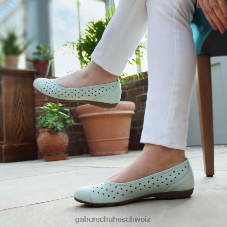 Schuhwerk Frauen Gabor mintfarbenes Nubuk Freizeitschuhe mit gestanzten Details und Rüschen XTX02320